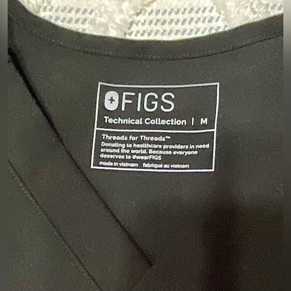 Cargo pants size medium tall. Top size medium. - Picture 6 of 6